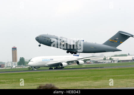 L 'l'esprit de Berlin,' un C-17 Globemaster III de Charleston Air Force Base, S.C., décolle pour une démonstration en vol au Berlin Air Show le 16 mai 2006. Le C-17 et d'autres aéronefs de l'armée et la Force aérienne sont en exposition à l'air show du 16 au 21 mai à l'aéroport de Berlin-Schoenefeld. (U.S. Air Force photo/Maj. Pamela A.Q. Cook) Banque D'Images