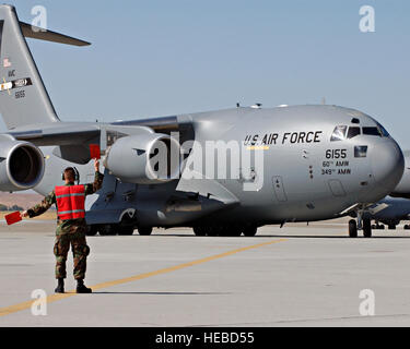 C-17 piloté par le Brigadier-général Buddy Reed taxis à comme crewchief Le s.. Jeffrey Eckert dirige l'appareil à son emplacement de stationnement à TRAVIS AFB. L'arrivant C-17 est le deuxième des treize qui seront stationnés à Travis. Photo de David W. Cushman GS-11 Banque D'Images