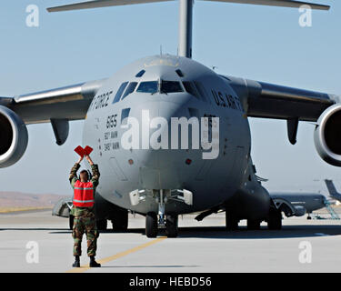 C-17 piloté par le Brigadier-général Buddy Reed taxis à comme crewchief Le s.. Jeffrey Eckert dirige l'appareil à son emplacement de stationnement à TRAVIS AFB. L'arrivant C-17 est le deuxième des treize qui seront stationnés à Travis. Photo de David W. Cushman GS-11 Banque D'Images