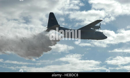 Un C-130H offre une puissante explosion d'eau le 12 novembre lors d'un incendie en vol, système modulaire ou "l'AFFS' démonstration dans le comté de Lincoln, au Colorado La démonstration faisait partie d'examiner de près de la 302e Escadre de transport aérien lors d'une visite avec le Lieutenant-général Charles Stenner, Jr., commandant du Commandement de la réserve de la Force aérienne. (U.S. Air Force photo/Senior Airman Stephen Collier) Banque D'Images