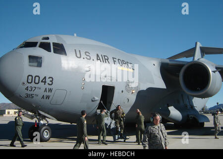 Les gens de consulter "l'esprit de Los Angeles" après qu'il est arrivé à mars Air Reserve Base, Californie, le 23 janvier 2009. L'avion est le neuvième C-17 Globemaster III pour rejoindre Air Force Reserve Command a 452e aile de la mobilité aérienne. L'avion venait de la 437e Escadre de transport aérien, de la Base aérienne de Charleston, S.C., qui fait l'acquisition en 1998. Environ 16 de l'avion ont été construit l'année dernière pour la livraison d'unités de l'Armée de l'air régulier pour remplacer leurs vieux C-17. (U.S. Air Force photo/s Alexander) Banque D'Images