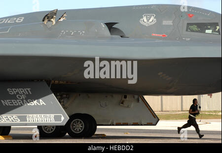 Navigant de première classe Joshua Silva lance un B-2 Spirit à partir de la 509e Bomb Wing, 13e Bomb Squadron Whiteman Air Force Base, Mo., le 13 mars, au cours d'un exercice de la foudre polaires originaires à Andersen Air Force Base, Guam. Missions éclairs polaires sont exploités pour mettre en valeur la portée mondiale et la puissance de la force de bombardiers américains et en même temps la sorties des équipages donner une chance incroyable d'améliorer leurs compétences. La longue portée des bombardiers stratégiques, font partie de la présence de bombardiers à rotation continue déployée à Andersen. La rotation des unités de bombardement de promouvoir la sécurité et la stabilité dans la région ainsi que Banque D'Images