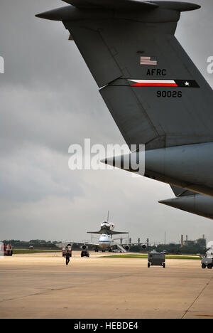 La navette spatiale Atlantis a fait un pit-stop, à une aire de stationnement près de la 433rd Airlift Wing à Lackland AFB, Texas, aujourd'hui (2 juin 2009). La navette est sur son chemin de retour au Centre spatial Kennedy, en Floride, à partir de l'emplacement d'atterrissage à Edwards AFB, Californie selon Mme Candrea Thomas, officier des affaires publiques au Centre spatial Kennedy de la NASA, l'Atlantide était de retour de mission 125 'STS' où l'équipage entretenu et modernisé le télescope spatial Hubble sur la Station spatiale internationale. La météo a causé un retard et déplacement de l'emplacement d'atterrissage. Après l'atterrissage à Edwards AFB, Atlantis a été "pris" sur une modi Banque D'Images