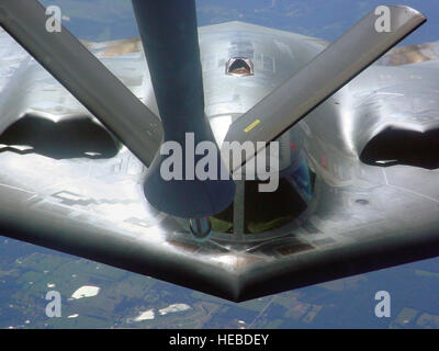 Un B-2 Spirit de la 509th Bomb Wing, Whiteman Air Force base, Missouri, se prépare au ravitaillement d'un KC-135R Stratotanker de la 319th Air Reaveling Wing à Grand Forks Air Force base, Dakota du Nord, lors d'une mission d'entraînement au-dessus du centre des États-Unis. Banque D'Images