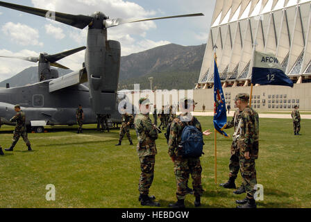 L'US Air Force un CV-22 Osprey aircraft de la 71e Escadron d'opérations spéciales, Kirtland Air Force Base, N.M., est assis sur le sol de mosaïque comme un affichage statique sur la dernière journée de cours à la U.S. Air Force Academy, au Colorado, le 9 mai 2008. Les examens finaux ont commencé le 6 mai 2008. (U.S. Air Force photo par Dave/Ahlschwede) Parution Banque D'Images