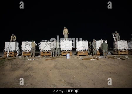 Les arrimeurs de l'Armée américaine à partir de la 11ème Compagnie de quartier-maître, 264e Bataillon de soutien au maintien en puissance de combat, 82e Brigade de soutien, de Fort Bragg, N.C., préparer les cadres de l'aide humanitaire d'être tombé, l'air le 6 novembre 2014 en Iraq. 121 tonnes de nourriture, d'eau, tentes, vêtements et literie, donnés par des organismes d'aide d'une multiplicité de pays sera diminué de l'air australiennes et américaines de l'Iraq, C-130 Hercules, pour soutenir les Irakiens entouré par Daesh militants. (U.S. Photo de l'Armée de l'air par le sergent. Perry Aston/libérés) Banque D'Images