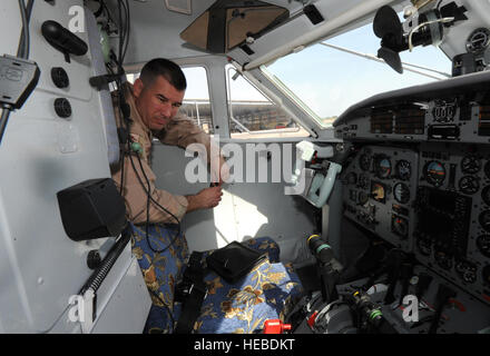 10525-F-XM360-064 DJIBOUTI, Afrique - (25 mai 2011) - U.S. Air Force Colonel Michael D. Morelock, commandant du groupe expéditionnaire de la 449e, regarde le tableau de bord d'un aéronef djiboutienne lors d'une tournée le 25 mai à la Force aérienne djiboutienne (DJAF) hangar. C'était la première visite entre l'DJAF Morelock et leadership. Le but de la visite était d'établir une relation durable entre les forces de l'air au niveau du leadership et de niveau technicien, permettant les aviateurs d'interagir et d'échanger des idées. (U.S. Air Force photo par le Sgt. Dawn M. :) Banque D'Images