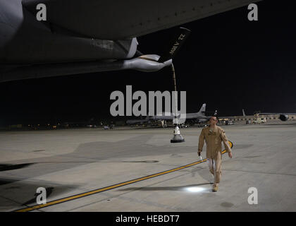 Le Major de l'US Air Force Erik Schillo, un KC-135 Stratotanker pilote avec le 340e Escadron expéditionnaire de ravitaillement en vol, les vols de son jet avant de décoller d'une base dans la zone de responsabilité à l'appui d'une mission de mener des frappes aériennes en Syrie, 23 septembre 2014. Plusieurs KC-135 Stratotankers faisaient partie d'une grande grève de la coalition qui a été le premier à frapper des cibles ISIL en Syrie. (U.S. Photo de l'Armée de l'air par le sergent. Shawn Nickel) Banque D'Images