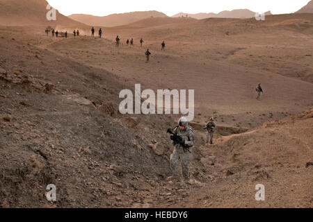 Les forces afghanes et américaines effectuer une patrouille à pied près de l'avant poste Mizan, Mizan district, province de Zabul, Afghanistan, le 19 août 2010. Les membres de l'Équipe de reconstruction provinciale de Zaboul et des soldats américains au sein du 3e Peloton, Fox Company, 2e Escadron, 2e régiment de cavalerie de Stryker a parlé avec les citoyens afghans dans la région pour évaluer leurs besoins et les informer des prochaines élections provinciales. (U.S. Photo de l'Armée de l'air par la Haute Airman Nathanael Callon/libérés) Banque D'Images