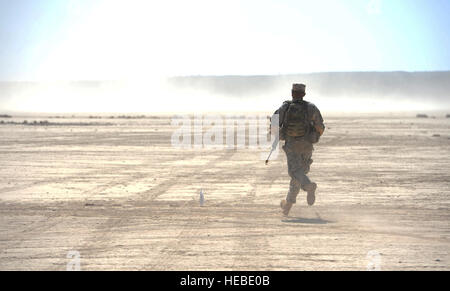 Un soldat du 1er Bataillon, 77e régiment blindé, 3ème Armored Brigade Combat Team, 1re Division blindée, s'exécute dans le désert après avoir commencé la partie navigation terrestre de l'armée américaine Expert Infantryman badge de cours à Djibouti, le 20 avril 2015. La BEI est une des compétences particulières de l'insigne de l'armée américaine a accordé à des soldats d'infanterie holding ou des forces spéciales spécialités professionnelles militaires après l'achèvement des prérequis spécifiques et une batterie de tests de classement sur les compétences de base de l'infanterie. (U.S. Photo de l'Armée de l'air par le sergent. Gregory Brook/ libéré) Banque D'Images