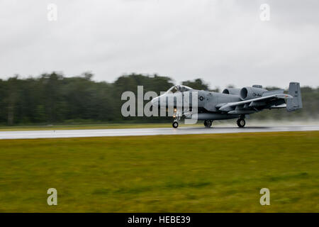 Un A-10C Thunderbolt II à partir de la 107e Escadron de chasse, des terres à Lielvarde Lettonie Air Base, 11 juin 2016. Forces armées des États-Unis et de la Lettonie, des aviateurs canadiens participeront à la grève 16 Sabre ; une longue, chefs d'état-major des Etats-Unis vers l'Europe, de l'armée américaine a conduit à l'exercice de formation coopérative, qui a été menée chaque année depuis 2010. L'exercice de cette année mettra l'accent sur la promotion de l'interopérabilité avec les alliés et partenaires régionaux et d'améliorer les capacités opérationnelles dans un éventail de missions pour préparer les nations participantes et les unités pour l'avenir. Les États-Unis ont des intérêts durables Banque D'Images