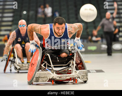 160511-F-WU507-063 : Marine Sgt. Eric Rodriguez (Ret.), de l'équipe, nous pousse à la balle et les scores au cours de l'équipe US et l'Australie l'équipe de demi-finale en fauteuil roulant Rugby match à l'Invictus 2016 Jeux à l'ESPN Wide World of Sports à Walt Disney World, Orlando, Floride, le 11 mai 2016. Battre l'équipe de l'Australie et fera face à l'Angleterre ou le Danemark en finale. (U.S. Photo de l'Armée de l'air par le conseiller-maître Sgt. Kevin Wallace/libérés) Banque D'Images