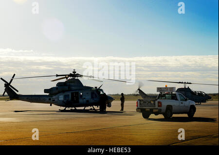 Les Marines américains avec l'Escadron d'attaque légère Marine (HMLA) 467, procéder à une inspection avant vol d'un Huey UH-1Y et AH-1W Super Cobra avant de partir de Cannon Air Force Base, N.M., le 17 avril 2015. Les marines sont de retour au Marine Corps Air Station New River, N.C., après que les armes tactiques cours instructeurs 2-15. (U.S. Air Force photo/ Le s.. Matthew Plew) Banque D'Images