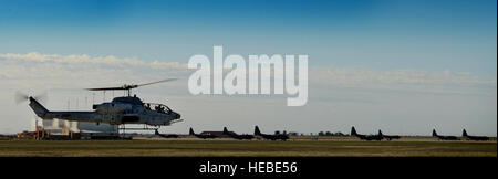 Un U.S. Marine AH-1W Super Cobra à partir de l'Escadron d'attaque légère Marine (HMLA) 467 part Cannon Air Force Base, N.M., le 17 avril 2015. Les marines sont de retour au Marine Corps Air Station New River, N.C., après que les armes tactiques cours instructeurs 2-15. (U.S. Air Force photo/ Le s.. Matthew Plew) Banque D'Images