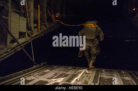 Un parachutiste de l'armée américaine avec le 1er bataillon du 503e Régiment d'infanterie, 173ème Airborne Brigade Combat Team sort un Air Force C-130J Super Hercules affecté à la 37e Escadron de transport aérien pendant un largage sur la Lituanie le 5 septembre 2014, au cours de l'exercice Steadfast Javelin II. Javelin constant II, dirigée par l'OTAN est un exercice visant à préparer aux États-Unis, à l'OTAN et les forces des partenaires internationaux pour unified opérations terrestres. (U.S. Air Force photo par un membre de la 1re classe Jordanie Castelan/libérés) Banque D'Images