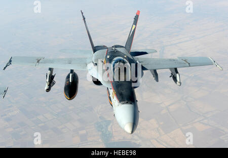 La Marine américaine Un F-18E Super Hornet appuyer les opérations contre l'ISIL, quitte après avoir reçu de carburant un KC-135 Stratotanker sur l'Irak, le 4 octobre 2014. (U.S. Photo de l'Armée de l'air par le sergent. Shawn Nickel) Banque D'Images