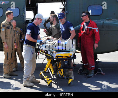 Un équipage a effectué l'évacuation médicale de l'armée française les patients simulés au Camp Lemonnier et les a transférées à l'établissement médical pour le traitement de la Force expéditionnaire du Canada, un grand nombre de blessés au cours de l'exercice qui s'est déroulée au Camp Lemonnier, Djibouti, le 20 novembre, 2013. L'exercice a été organisé pour tester les capacités de base en cas d'urgence. "Certaines parties de cette image ont été floue pour des raisons de sécurité." (U.S. Air Force photo de Tech. Le Sgt. Megan Crusher/libérés) Banque D'Images