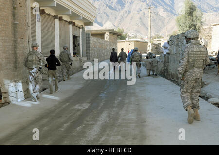 Un Team-Kunar de reconstruction provinciale patrouille effectue un dernier contrôle de qualité et assurance qualité dans le centre-ville d'Asadabad sur une nouvelle route de 4 kilomètres à travers la capitale provinciale avant une cérémonie, le 13 décembre 2009. Les ingénieurs n'Team-Kunar de reconstruction provinciale la vérifier pour s'assurer que l'entreprise de construction de Kunar, fait un bon travail pour la construction de la route. Le projet a pris près d'un an et d'environ 1 millions de dollars pour terminer. L'espoir pour la nouvelle route est il continuera de stimuler le développement économique et la croissance de l'emploi dans la ville. Plus de 50 leaders provinciaux et les anciens se sont réunis Banque D'Images