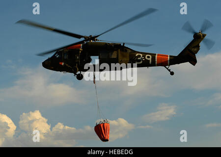 Les membres de la Garde nationale de l'Armée de l'Utah 2-211 Aviation Battalion battle les incendies de forêts dans le nord de l'Utah, le 12 août 2013. La Garde Nationale UH-60 Black Hawk a chuté de plus de 8 500 gallons d'eau en un jour sur deux incendies distincts dans le nord de l'Utah. (U.S. Air Force photo de Tim Chacon) Banque D'Images