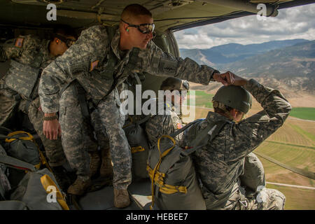 Soldats affectés à la Garde nationale de l'Armée de l'Utah 19e Groupe des forces spéciales se préparer à un saut en parachute en ligne statique dans Sanpete Comté (Utah), 14 août 2014. Le 211e Régiment d'aviation a fourni un HH-60 Black Hawk que la plate-forme de saut. La 19e SFG saute tous les trimestres pour rester à jour sur les qualifications de saut.(U.S. Air Force photo par un membre de la 1re classe Taylor Reine/libéré) Banque D'Images