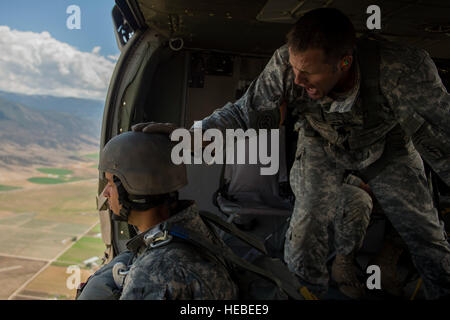 Soldats affectés à la Garde nationale de l'Armée de l'Utah 19e Groupe des forces spéciales se préparer à un saut en parachute en ligne statique dans Sanpete Comté (Utah), 14 août 2014. Le 211e Régiment d'aviation a fourni un HH-60 Black Hawk que la plate-forme de saut. La 19e SFG saute tous les trimestres pour rester à jour sur les qualités de saut. (U.S. Air Force photo par un membre de la 1re classe Taylor Reine/libéré) Banque D'Images