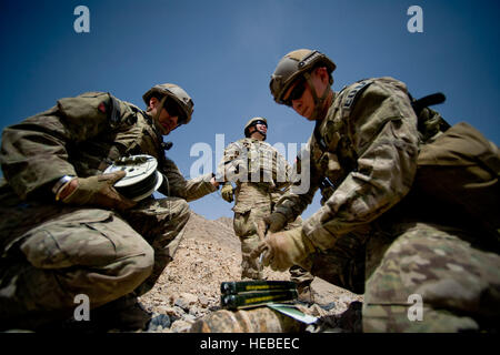 Tech. Le Sgt. Diana Guinn, le s.. Jose Hernandez, et les cadres supérieurs de l'Airman Stephen Dobbins 966e vol des explosifs et munitions, Location-Bravo d'exploitation place les charges sur des engins non explosés qui a été signalé par un ressortissant afghan, 14 mars. Aviateurs canadiens affectés à l'équipe de neutralisation dans OL-B sont pour responsable de répondre à des menaces de munitions et dispositifs explosifs de circonstance pour protéger les civils et les forces de la coalition. Banque D'Images