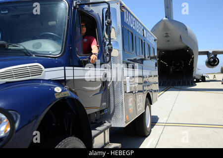 VANDENBERG Air Force Base, Californie -- Un véhicule Hot Shots Vandenberg dos dans le ventre d'un C-17 Globemaster ici de Mars Air Reserve Base le 27 juin. Dix-huit membres de la Vandenberg Hot Shot de l'équipage, ainsi que deux véhicules porteurs d'équipage hot shots, un surintendant principal véhicule d'assistance et d'un véhicule tout-terrain déployés dans le Colorado pour soutenir la lutte contre les incendies. (U.S. Air Force photo/Le s.. Andrew Satran) Banque D'Images