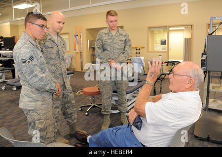 Airman Senior Ryan Pierce 729e Escadron de l'air, Technique. Le Sgt. Eva Bay Sterling, 419e Escadre de chasse, et d'un membre de la 1re classe Jerod Tipton 388e Escadre de chasse, visite avec Benjamine Winslow, un vétéran à la George E. Wahlen Dept. of Veterans Affairs Medical Center, Salt Lake City, au cours d'un projet de service, le 6 novembre 2014. En l'honneur de la Journée des anciens combattants, militaires en service actif à partir de bases militaires autour de l'Utah, a participé aux côtés de joueurs NBA de l'équipe de basket-ball de l'Utah Jazz, dans plusieurs projets de service au VA Medical Center, Salt Lake City, Utah. (U.S. Air Force photo de Todd Cromar/Relea Banque D'Images