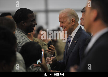 Le vice-président Joe Biden, serre la main avec le s.. Demetric dans un endroit inconnu en Asie du Sud-Ouest, le 7 mars 2016. Biden et son épouse, Mme Jill Biden, accueilli des troupes et posé pour des photos avec les membres de la coalition et aux États-Unis avant de quitter la base pour la prochaine partie de leur tournée au Moyen-Orient. (U.S. Air Force photo/Le s.. Kentavist P. Brackin) Banque D'Images