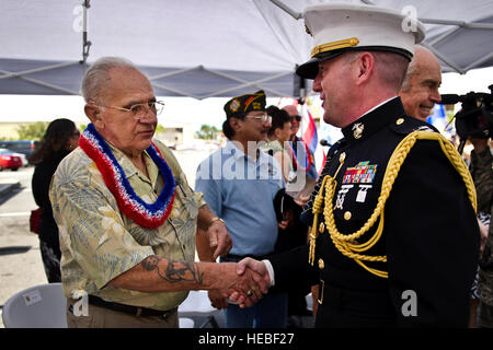 U.S. Marine Corps Capt Mark H. Halle, prisonnier de guerre interarmées/Missing in action commande Comptabilité, Aide de Camp parle avec ancien Vietnam POW, retraité du Corps des Marines des États-Unis l'Adjudant-chef 4 Bill Thomas, après une cérémonie marquant le 40e anniversaire de l'Opération Retour à la maison, le 4 avril, 2013 at Joint Base Harbor-Hickam Pearl, Washington. En 1973, le dernier conflit Vietnam prisonnier de guerre s'est posé à ce qui était alors Hickam Air Force Base. Thomas a été capturé, le 19 mai 1972, lorsqu'au cours d'une mission de combat au Sud Vietnam, son avion est abattu à quelques kilomètres de la ville de Quang Tri, le Vietnam du Sud. Thomas s Banque D'Images