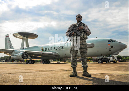 Charles Bryant, un 19e Escadron des Forces de sécurité patrouilleur, s'élève face à un E-3 Sentry Airborne Warning and Control System aircraft 7 Mai, 2015, à Little Rock Air Force Base, arche. L'avion est équipé d'un 30 pieds de large sous-système de surveillance radar qui permet jusqu'à la stratosphère, et est affecté à la base aérienne de Tinker, Okla. (U.S. Photo de l'Armée de l'air par la Haute Airman Harry Brexel) Banque D'Images