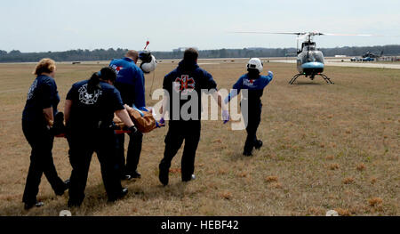 AnMed Health personnel LifeFlight charger une victime simulée sur un hélicoptère pour le transport vers l'AnMed Health Medical Center, le 10 mars, dans la région de Anderson, L.C. (unités de la Garde nationale de Caroline du Sud a travaillé avec des organismes de gestion des urgences et premiers intervenants lors d'un exercice d'un grand nombre de blessés qui a couvert tant Greenville et Anderson, L.C., le 10 mars 2015, dans le cadre de garde vigilante L.C. 2015. Garde vigilante L.C. était un exercice sur le terrain de huit jours a duré de mars 5-12, qui ont eu lieu dans de nombreux endroits à travers la Caroline du Sud et a été utilisée comme un moyen pour la garde nationale et ses partenaires fédéraux et locaux Banque D'Images