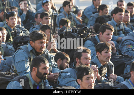 100423-F-5561D-001 - La Police nationale afghane de l'ordre civil (ANCOP) écouter leur leadership au cours d'une cérémonie préalable au déploiement le 23 avril 2010. ANCOP sont la force d'élite de la police afghane. Ils reçoivent une formation supplémentaire de l'ordre civil et de police urbaine. ANCOP sont la clé de la sécurité dans les zones que les forces de sécurité nationale afghanes (Armée et police) et les forces de la coalition ont disparu, ce qui permet au gouvernement de la République islamique d'Afghanistan pour fournir les services nécessaires et la gouvernance. (U.S. Air Force photo/Senior Airman Matt Davis) Banque D'Images