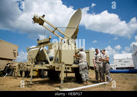 Circuit de l'armée américaine. Sabrina Hernandez, gauche, la CPS. Stephen Janick, et Sgt. Jessica Maines, 392e Bataillon des transmissions du Corps expéditionnaire, Fort Indian Town Gap, en Pennsylvanie, un inventaire mondial par satellite terminal transportable au cours de 2013, Medic Fort McCoy, au Wisconsin, le 16 juillet 2013. Global Medic est un rapport annuel conjoint sur le terrain de la réserve de l'exercice de formation conçus pour reproduire toutes les facettes de la lutte contre l'évacuation aéromédicale théâtre soutien. (U.S. Photo de l'Armée de l'air par le sergent. Heather Cozad/libérés) Banque D'Images