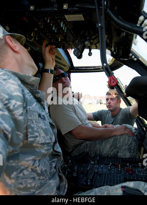 L'Adjudant de l'armée américaine Greg, un Fawver Blackhawk UH-60M pilote, 147e Bataillon d'assaut de l'Aviation, U.S. Army National Guard, Madison, Wisconsin (r), mémoires U.S. Air Force Le s.. Tyler Hackbarth et Senior Airman Zach Miller, tous deux pompiers, sur les procédures d'arrêt d'urgence et lors de l'exercice Global Medic, Fort McCoy, au Wisconsin, le 17 juillet 2013. Global Medic est un rapport annuel conjoint sur le terrain de la réserve de l'exercice de formation conçus pour reproduire toutes les facettes de la lutte contre l'évacuation aéromédicale théâtre soutien. (U.S. Air Force photo de Tech. Le Sgt. Stephen D. Schester/libérés) Banque D'Images