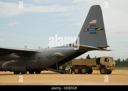 Antenne de l'US Air Force porteurs affectés à la 45e Escadron, Port Aérien Travis Air Force Base, en Californie, et le 30e Escadron de Port Aérien, Station de la Réserve aérienne de Niagara Falls, NY, à décharger des marchandises d'un C-130 Hercules affecté à la 94e Escadre de transport aérien, Dobbins Air Reserve Base, Ga., sur un camion de FMTV dans le cadre de l'exercice Global Medic, Fort McCoy, au Wisconsin, le 20 juillet 2013. Global Medic est un rapport annuel conjoint sur le terrain de la réserve de l'exercice de formation conçus pour reproduire toutes les facettes de la lutte contre l'évacuation aéromédicale théâtre soutien. (U.S. Photo de l'Armée de l'air par le sergent. Heather Cozad/libérés) Banque D'Images