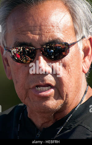 Norm Chow, Université de Hawaï entraîneur-chef, parle avec les joueurs ramassées après un 16 Août au champ de pratique guerriers Earhart, Joint Base Harbor-Hickam Pearl, Washington. L'équipe a vécu et travaillé sur le champ d'Hickam 13-17 août en raison de l'UH dortoirs d'être nettoyée et préparée pour le début de la session d'automne. Les guerriers ne sont pas prévues pour être sur la route pour leur 1er septembre de l'ouvreur, à Los Angeles, à l'encontre de l'Université de Californie du sud de Troie. Banque D'Images