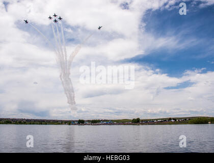 Les Thunderbirds Delta formation effectue la manœuvre de l'ouvreur delta au cours de la Rocky Mountain Airshow 31 mai 2015, à Aurora, Colorado (É.-U. Photo de l'Armée de l'air par la Haute Airman Jason Couillard) Banque D'Images