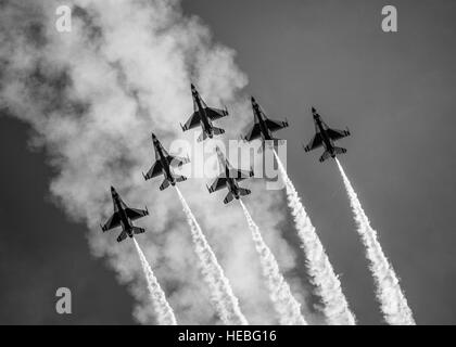 Les Thunderbirds Delta formation effectue la boucle croisée delta au cours de la Rocky Mountain Airshow 31 mai 2015, à Aurora, Colorado (É.-U. Photo de l'Armée de l'air par la Haute Airman Jason Couillard) Banque D'Images