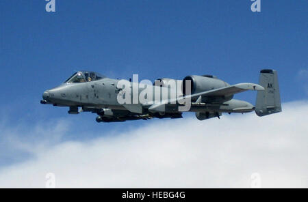 Un A-10 Thunderbolt II, effectue une mission de combat de l'appui à l'opération Enduring Freedom en Afghanistan 14 mai. L'A-10 a été déployée à la 455 e Escadre expéditionnaire aérienne à l'aérodrome de Bagram, en Afghanistan, pour l'Air Expeditionary Force 9 et 10. (U.S. Air Force photo de 1er lieutenant Jeff Ballenski) Banque D'Images