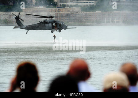 Des centaines de participants regardez comme aviateurs de la New York Air National Guard's 106th Rescue Wing effectuer une démonstration de sauvetage en eau d'un HH-60 Pave Hawk helicopter sur la rivière Hudson à New York, le 19 août 2012. Cette manifestation a été l'un des nombreux pendant la Semaine de l'Armée de l'air. Banque D'Images