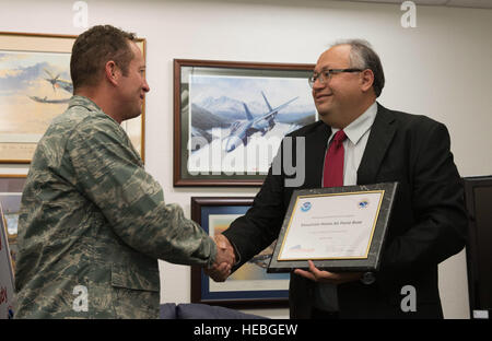 Robert Diaz Jr. (droite), National Weather Service météorologue en charge, présente le colonel David Iverson, 366e Escadre de chasse, commandant, avec un certificat à Mountain Home Air Force Base, Texas, le 23 avril 2015. Communautés StormReady sont mieux préparés à réagir aux phénomènes météorologiques violents. (U.S. Air Force photo par un membre de la 1re classe Jeremy L. Mosier/libérés) Banque D'Images