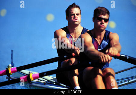 000919-F-4883S-001 Ensign Henry Nuzum (à gauche) et Mike Ferry avc leur chemin vers une deuxième place lors de la demi-finale de repêchage, ou, d'hommes double sculls round lors des Jeux Olympiques de 2000 à Sydney, Australie, le 19 septembre 2000. Nuzum est l'une des 15 athlètes militaires américaines sont en compétition dans les jeux olympiques de 2000 en tant que membres de l'équipe olympique américaine. En plus des 15 athlètes en compétition il y a huit suppléants et cinq entraîneurs représentant chacune des quatre services dans différents endroits. Nuzum et Ferry se qualifieront pour la prochaine ronde de jeudi, le 21 septembre. DoD photo de Tech. Banque D'Images