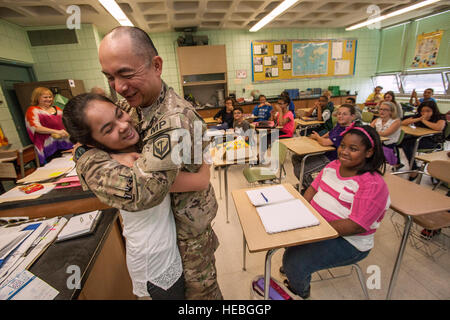 Récemment revenu 1er Sgt. Joseph C.P. Prieto surpris sa fille Allison dans sa classe de sixième année au 7 juin 2013 à Sayreville Middle School à Parlin, N.J. Prieto de rentrer d'un long déploiement de neuf mois avec près de 140 membres de la 508e Compagnie de Police militaire, le 6 juin. Prieto est affecté à la Garde nationale d'armée du New Jersey. (U.S. Photo de la Garde nationale aérienne/Master Sgt. Mark C. Olsen) Banque D'Images