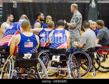 Le sergent-chef de la Force aérienne rencontre l’équipe américaine lors de l’événement d’entraînement des Jeux Invictus 2016 à Orlando, en Floride, soutenant les sports adaptatifs pour les militaires blessés, blessés et malades. Banque D'Images