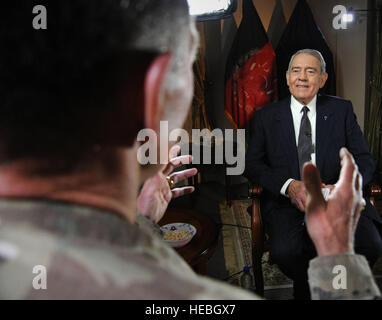 Le Lieutenant-général William B. Caldwell, IV, l'Organisation du Traité de l'Atlantique Nord, commandant de la Mission de formation de l'Afghanistan, gauche parle avec Dan Rather, présentateur et rédacteur de Dan plutôt des rapports sur le réseau de câble HDNet, droite, en général Caldwell's office sur Camp Eggers, Kaboul, Afghanistan, le 27 juillet 2011, au sujet de l'Armée nationale afghane et la Police nationale afghane et de la mission de formation de l'entente de 2014 à la coalition de transition en matière de sécurité afghanes. Dan Rather et son équipe de production HDNet divers la formation, le recrutement, et des centres d'enseignement autour de l'Afghanistan la collecte des images pour un segment défini sur Banque D'Images