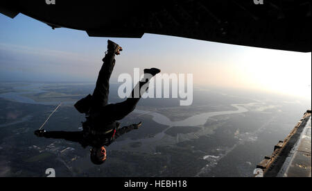 Membre de l'Académie de la Force aérienne de l'Équipe de parachutistes des ailes bleu effectue un saut dans le stade Riverdogs près de Joint Base Charleston, S.C., le 19 juin 2012. Au cours de l'Riverdogs Match des étoiles, les ailes de l'équipe bleue effectué un saut dans le stade d'offrir le ballon.(U.S. Photo de l'Armée de l'air par le sergent. Ashley Reed/ libéré) Banque D'Images