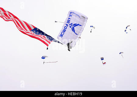 Les Ailes de bleu l'équipe de parachutistes des sauts d'un MC-130 à la terre sur l'US Air Force Academy's Terrazzo à Colorado Springs, Colorado, le 24 avril 2015. Deux CV-22 Ospreys affecté à la 71e Escadron d'opérations spéciales, 58e Escadre d'opérations spéciales, puis a atterri sur le sol de mosaïque dans le cadre d'un Air Force Special Operations Command la manifestation en faveur de l'exercice guerrier Polaris des cadets. (Air Force photo/Mike Kaplan) Banque D'Images