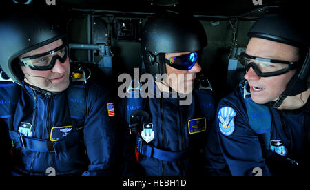 Le lieutenant-colonel Scott, Steve Drinkard Archuletta et Cadet Jesse Galt, membres de l'US Air Force Academy Les Ailes de l'équipe Blue Aller au cours d'une conversation, U.S. Air Force Academy Ailes de démonstration Team Blue aller courir le 25 juillet. L'équipe va effectuer à la Boy Scouts of America's 2010 National Scout Jamboree, exécutant le 26 juillet à travers le 4 août. Banque D'Images