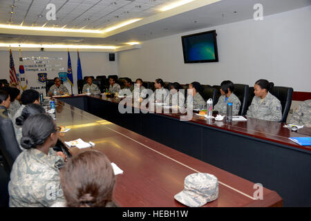 Les femmes de l'équipe de Osan à discuter de divers sujets au cours d'une femmes inspirant les générations futures réunion sur base aérienne Osan, République de Corée, le 16 juin 2015. Le groupe se rassemble pour inspirer la génération actuelle et la prochaine génération de femmes à être forte, indépendante et solide au sein de la communauté militaire. (U.S. Air Force photo/Senior Airman Kristin élevée) Banque D'Images